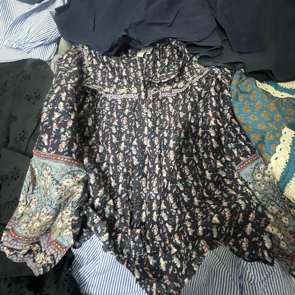 Assorted 16 Women's Blouses Collection - Picture 7 of 16